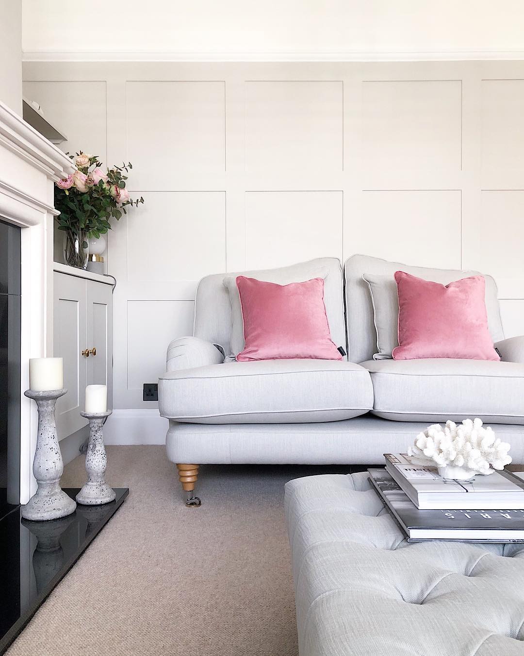 2. Give a White Wall Structure With Rectangular Molding