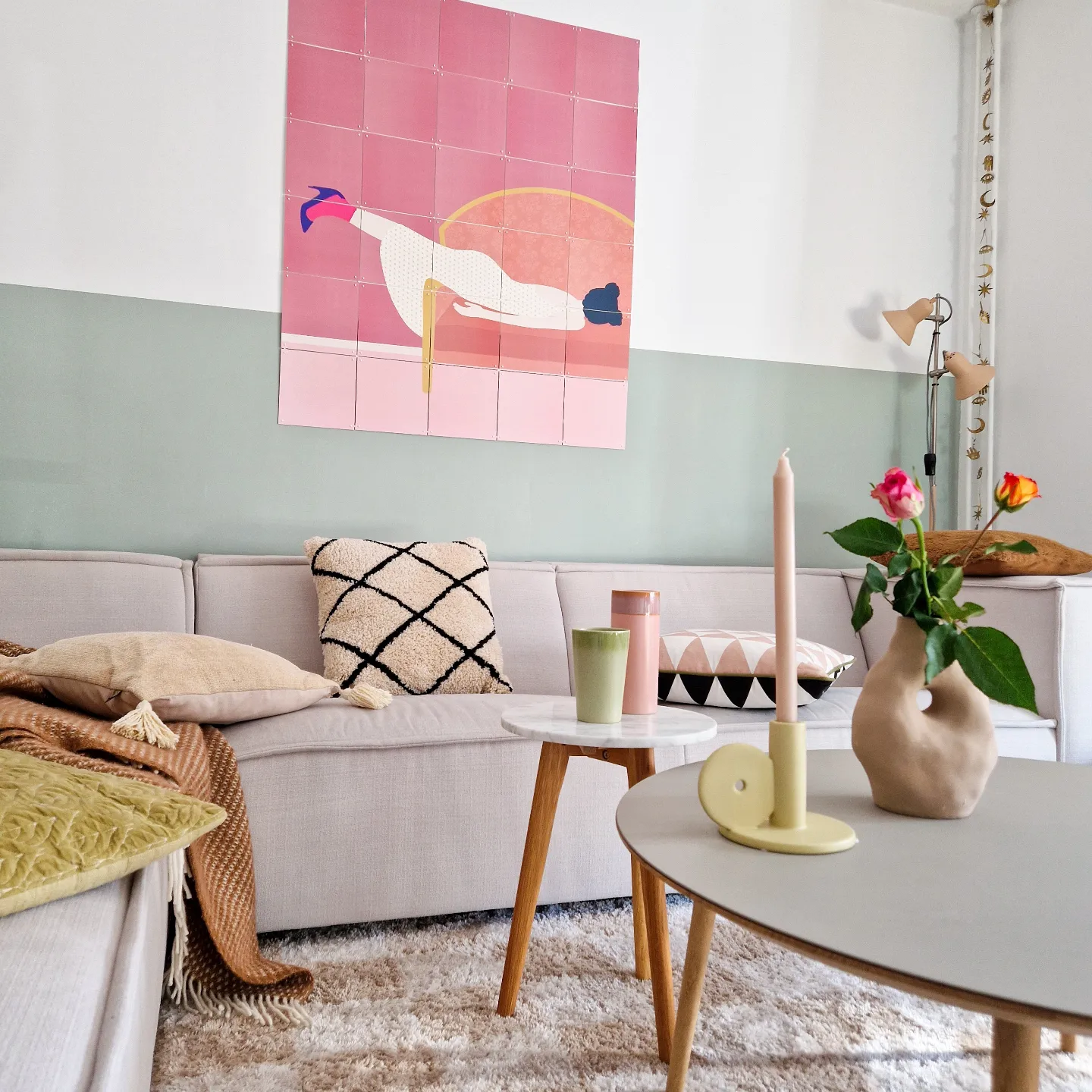 18. Define the Sofa Wall With a Horizontal Color Line