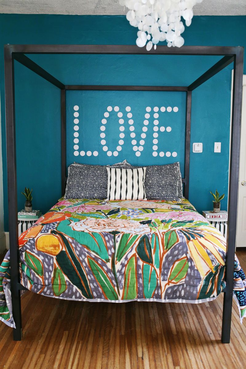 20. Let a Colorful Coverlet Guide the Whole Room