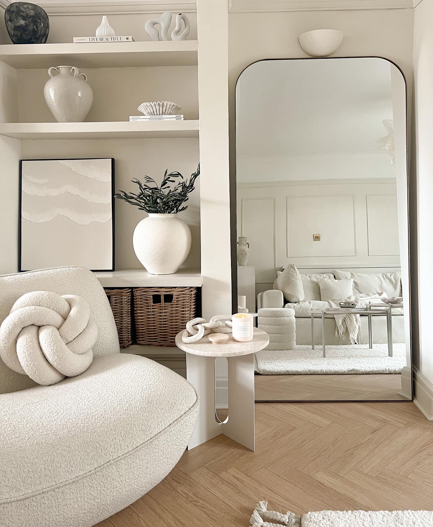20. Style Beige Shelves With Sculptural Pieces