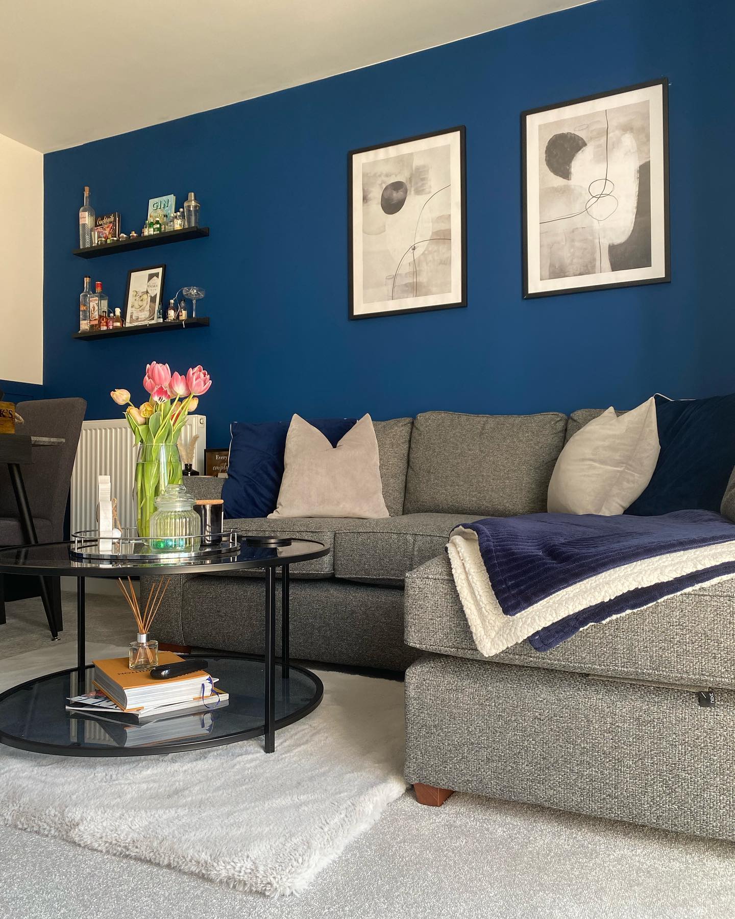 12. Choose a Round Table Beside a Gray Chaise