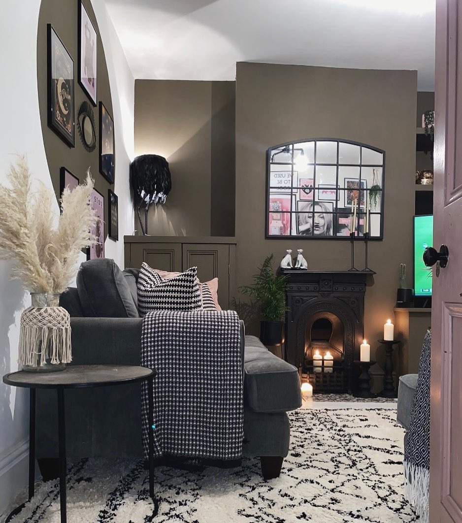 Define Dark Seating with a Generous Pale Rug