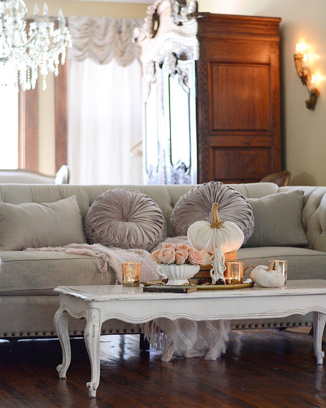 Keep Seasonal Accents Within the Room’s Soft Palette