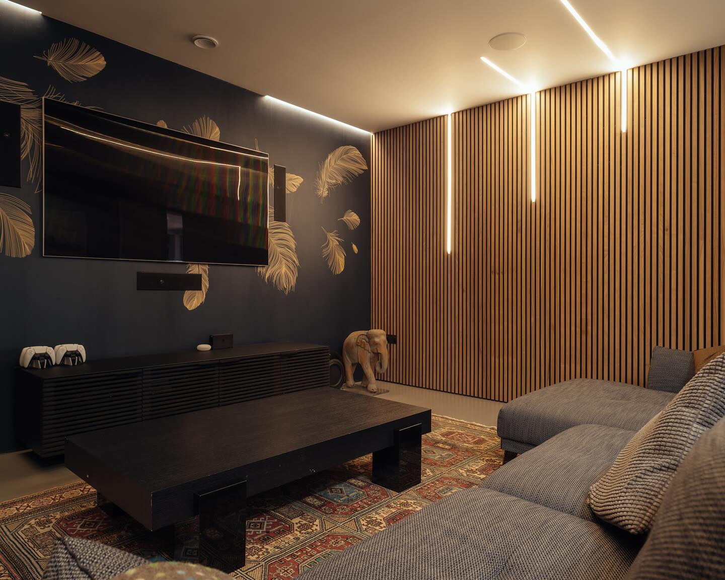 Use Light Lines As The Wall Decoration