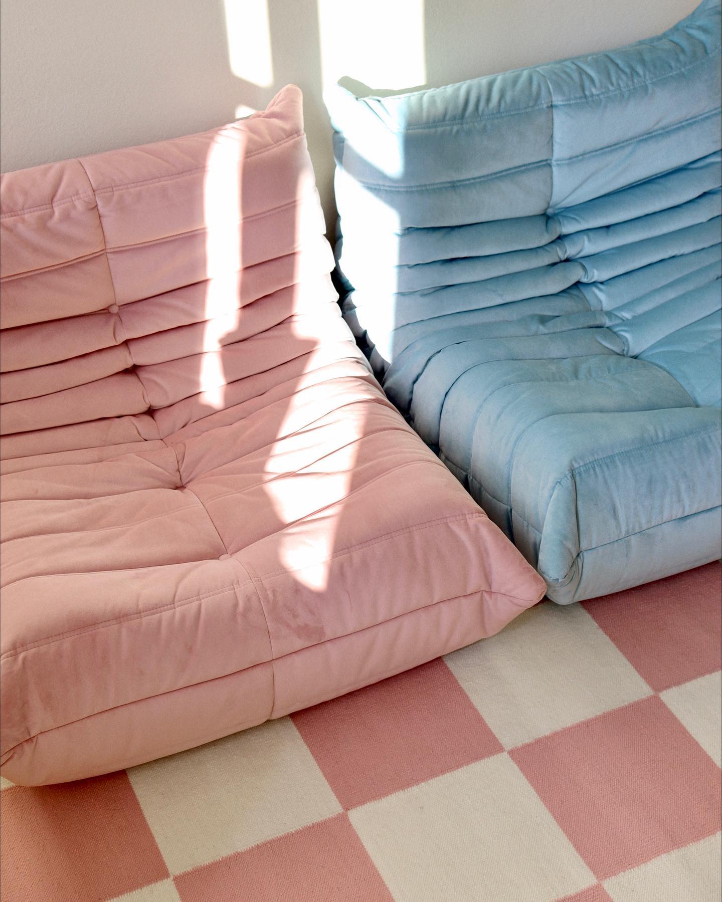 8. Pair Low Pastel Seats With a Checkerboard Rug