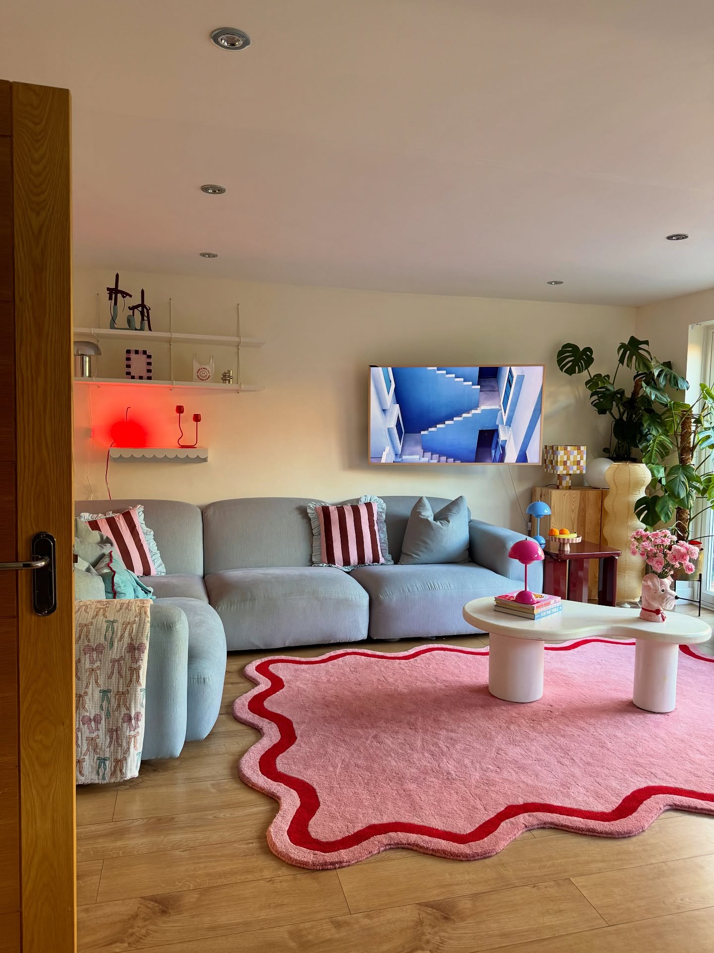12. Soften the Seating Area With a Scalloped Pink Rug