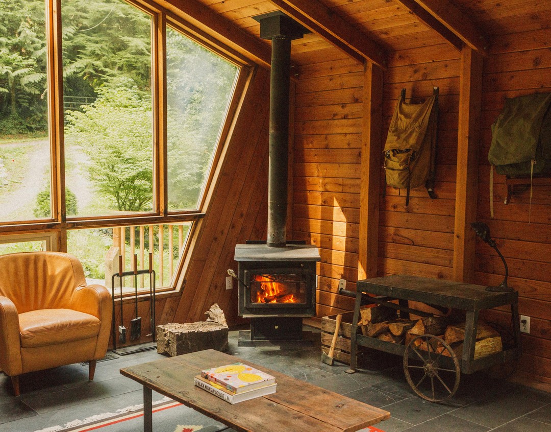 Embrace a Cozy Timber Envelope With Simple Furniture