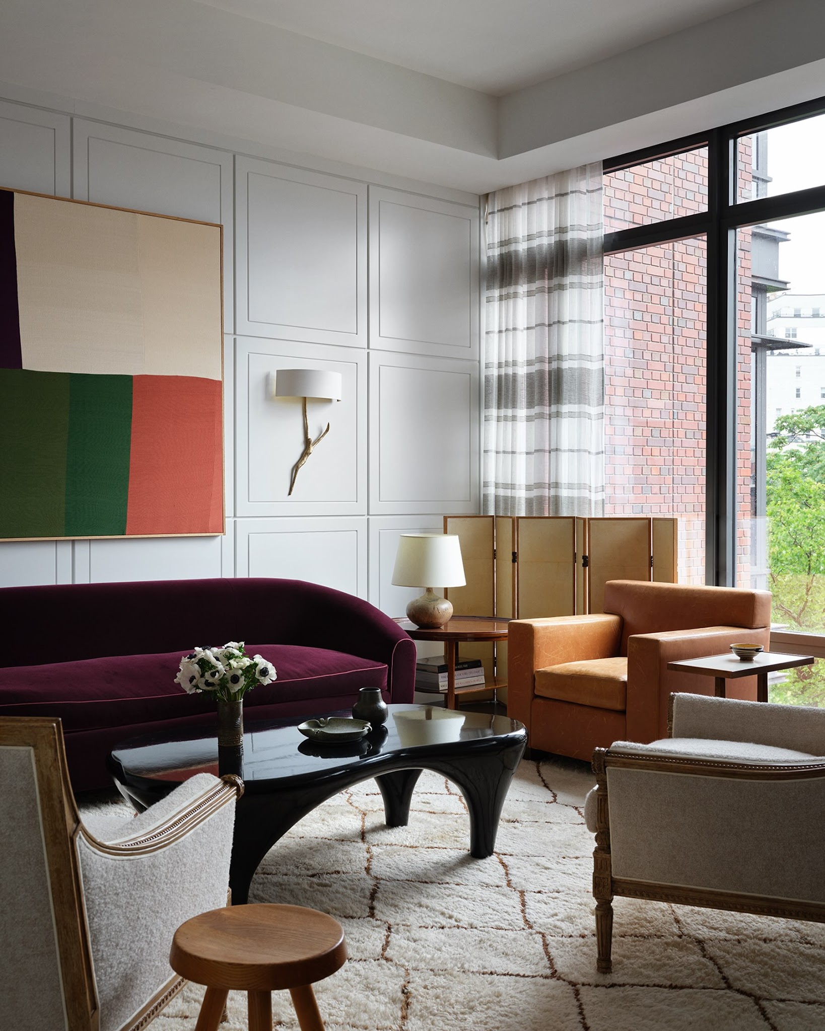 4. Use a Glossy Black Table to Connect Mixed Seating