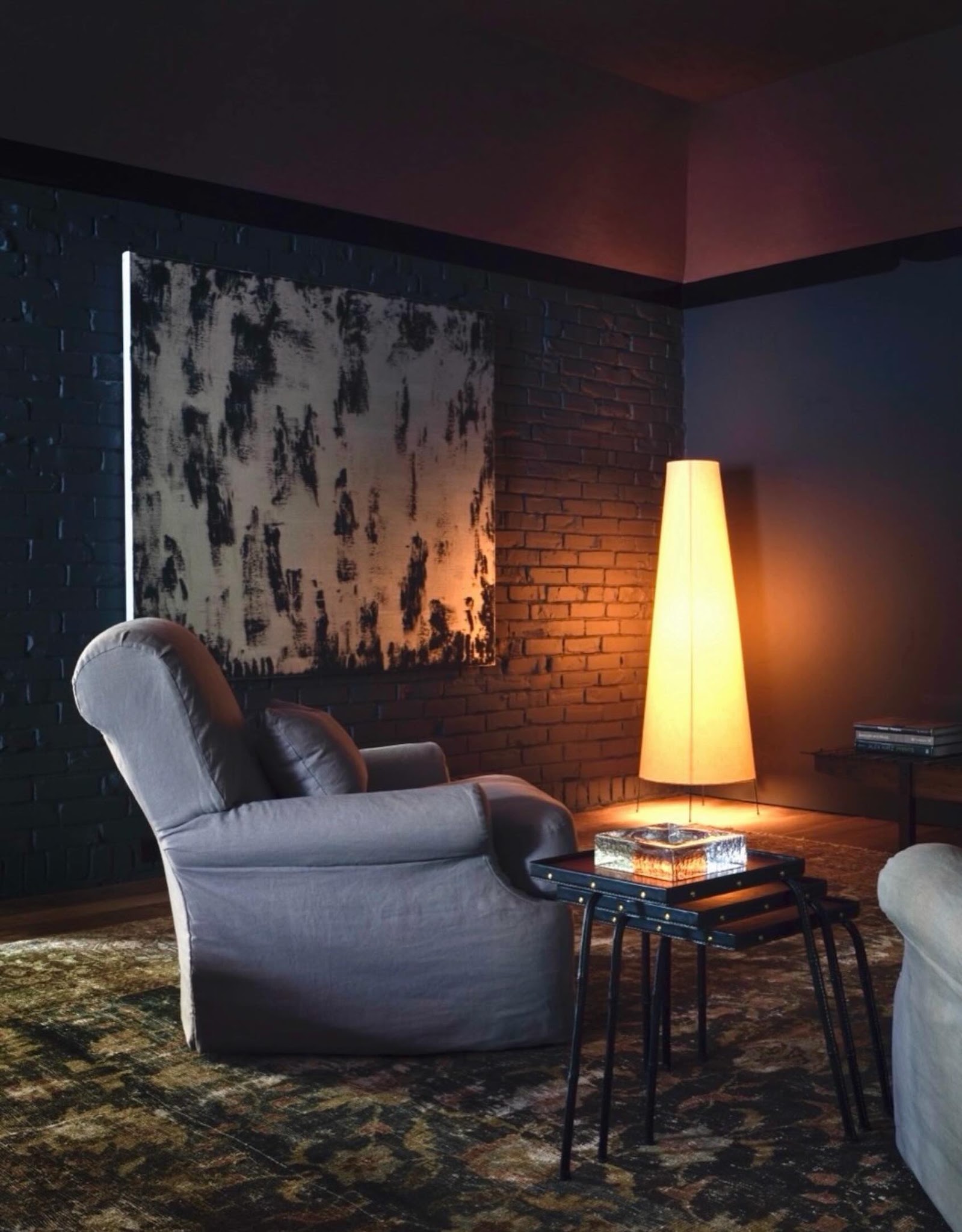 17. Warm Black Brick With a Brown Rug and Gentle Light