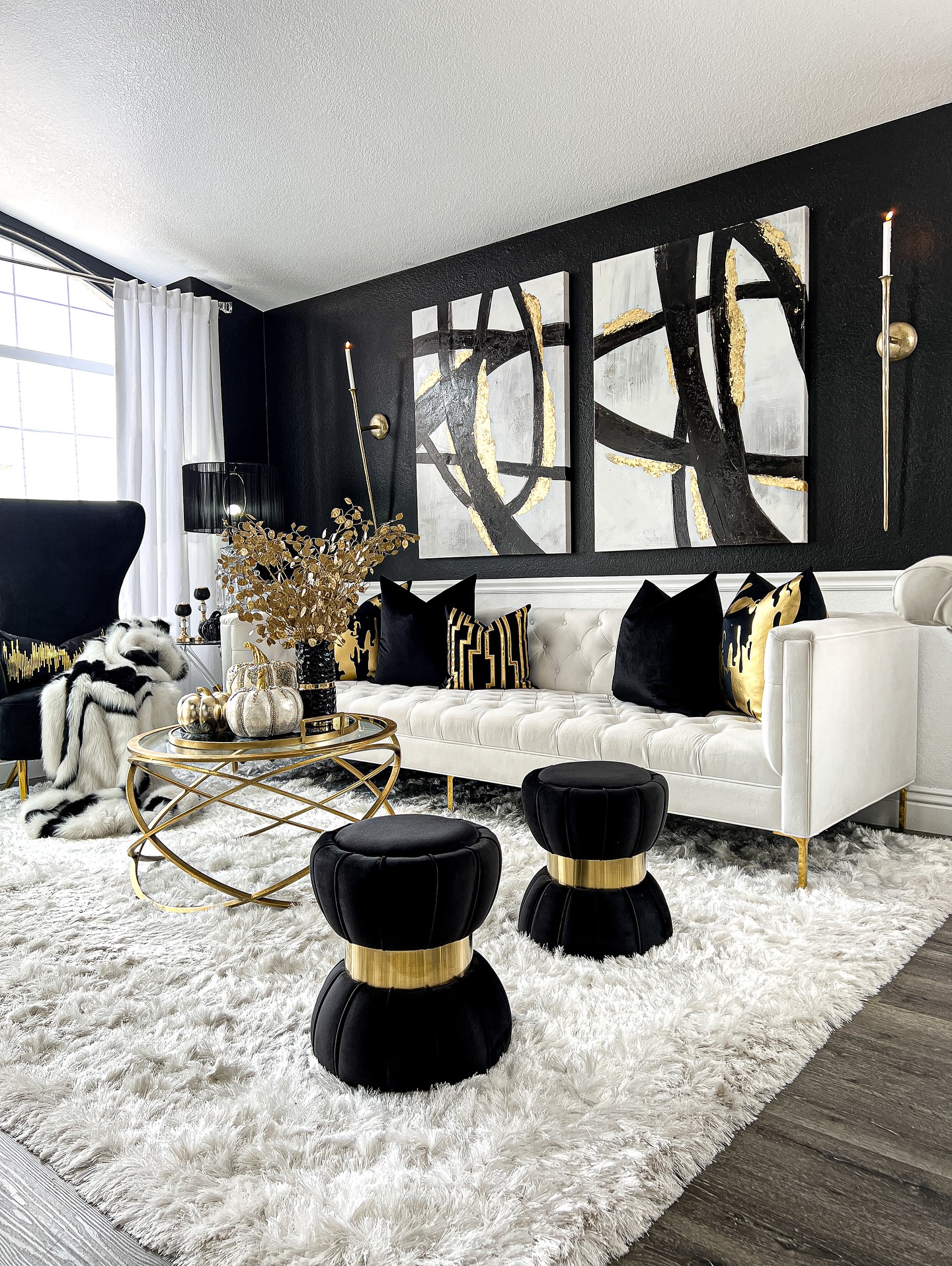 8. Give a Black Wall a Soft White Foreground