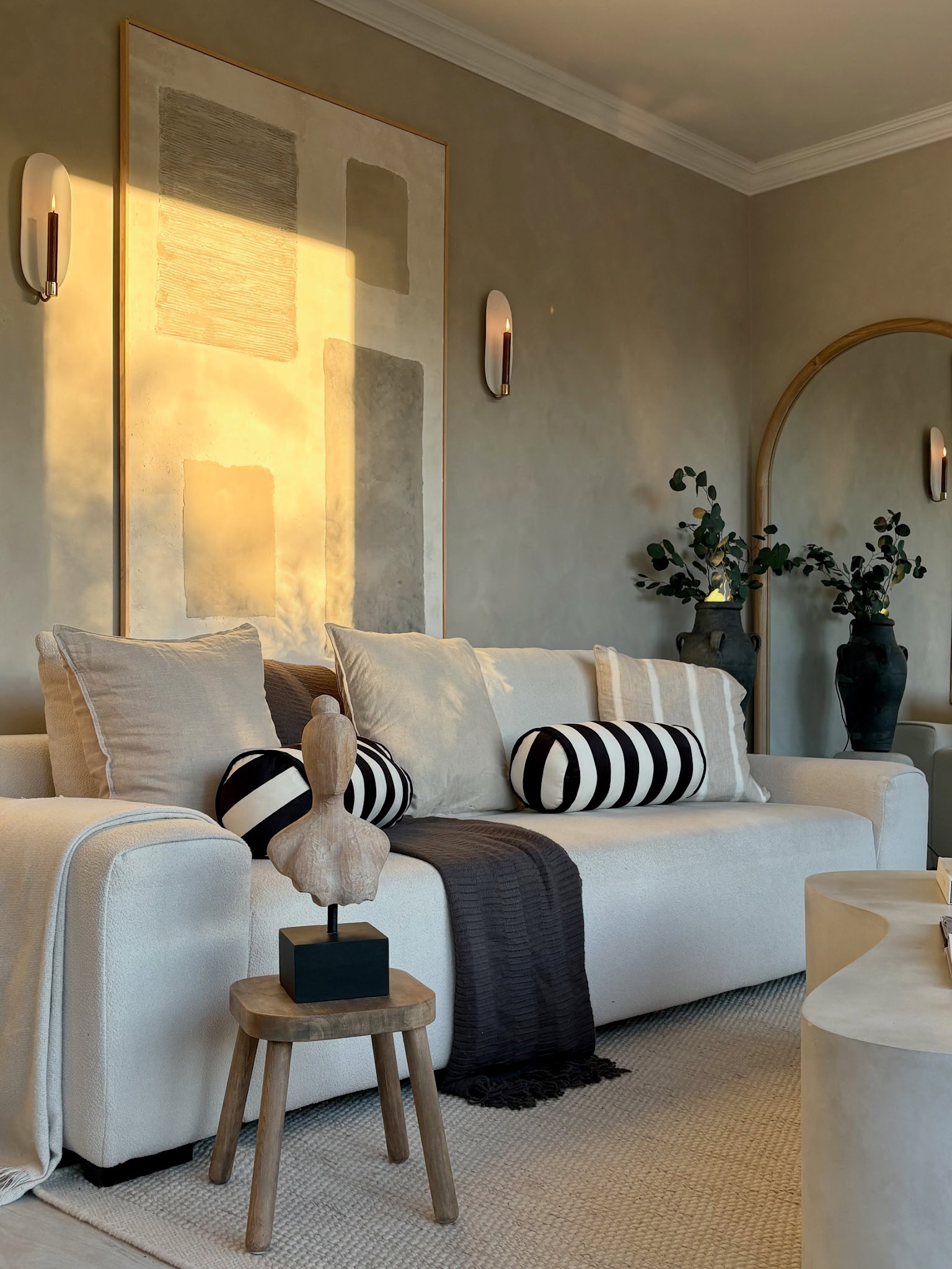 10. Use Black Stripes with Fine Gold Frames