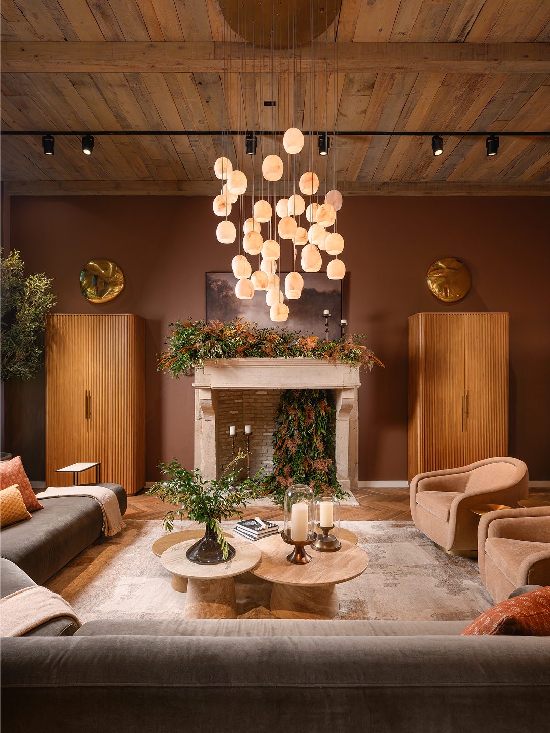 20. Let Gold Wall Accents Shine Against Natural Wood