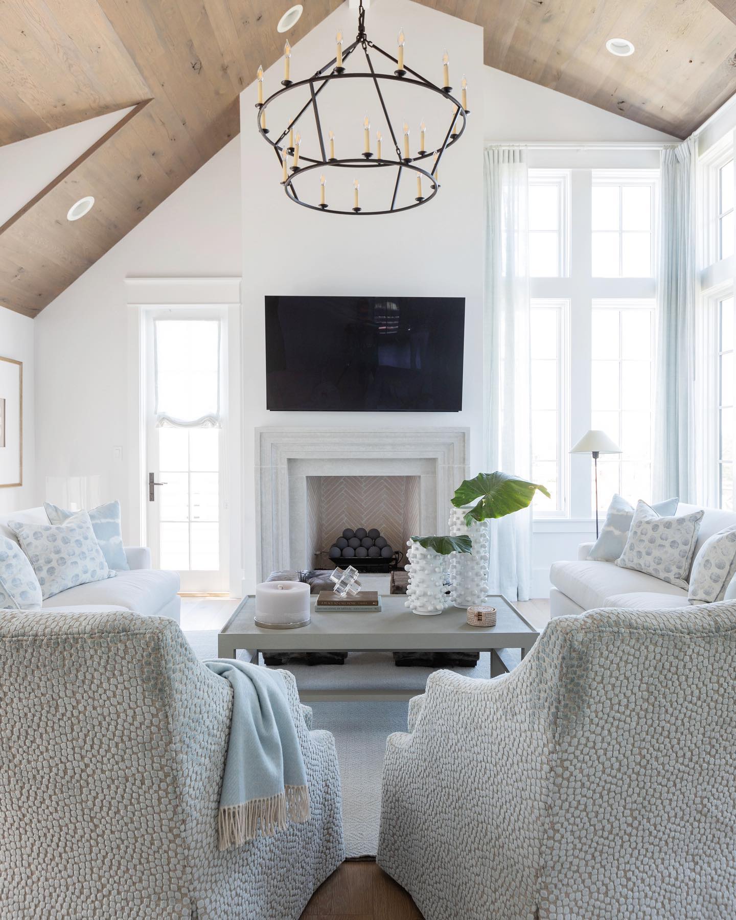 19. Complete Facing Sofas With a Pair of Armchairs