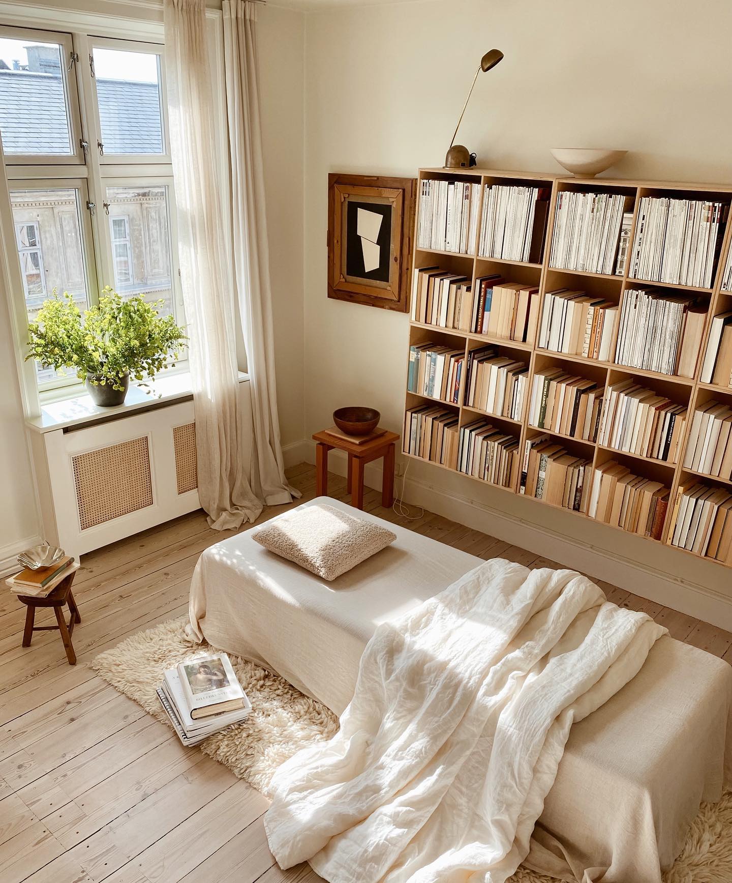 Lift Book Storage Above a Freestanding Daybed