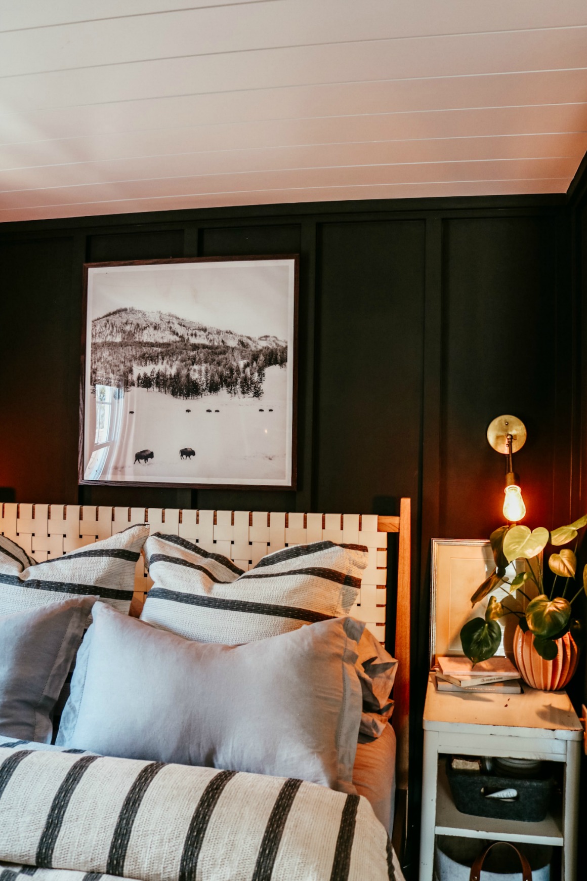 2. Combine a Woven Headboard With Warm Bedside Light
