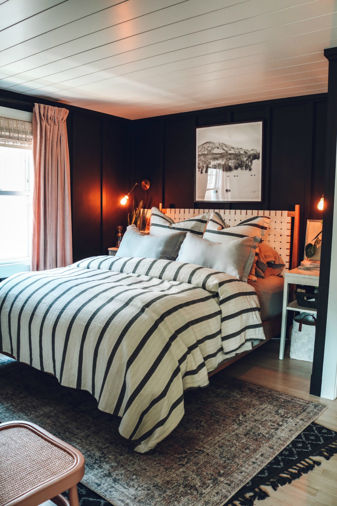 6. Connect Black Walls With Relaxed Oversized Stripes