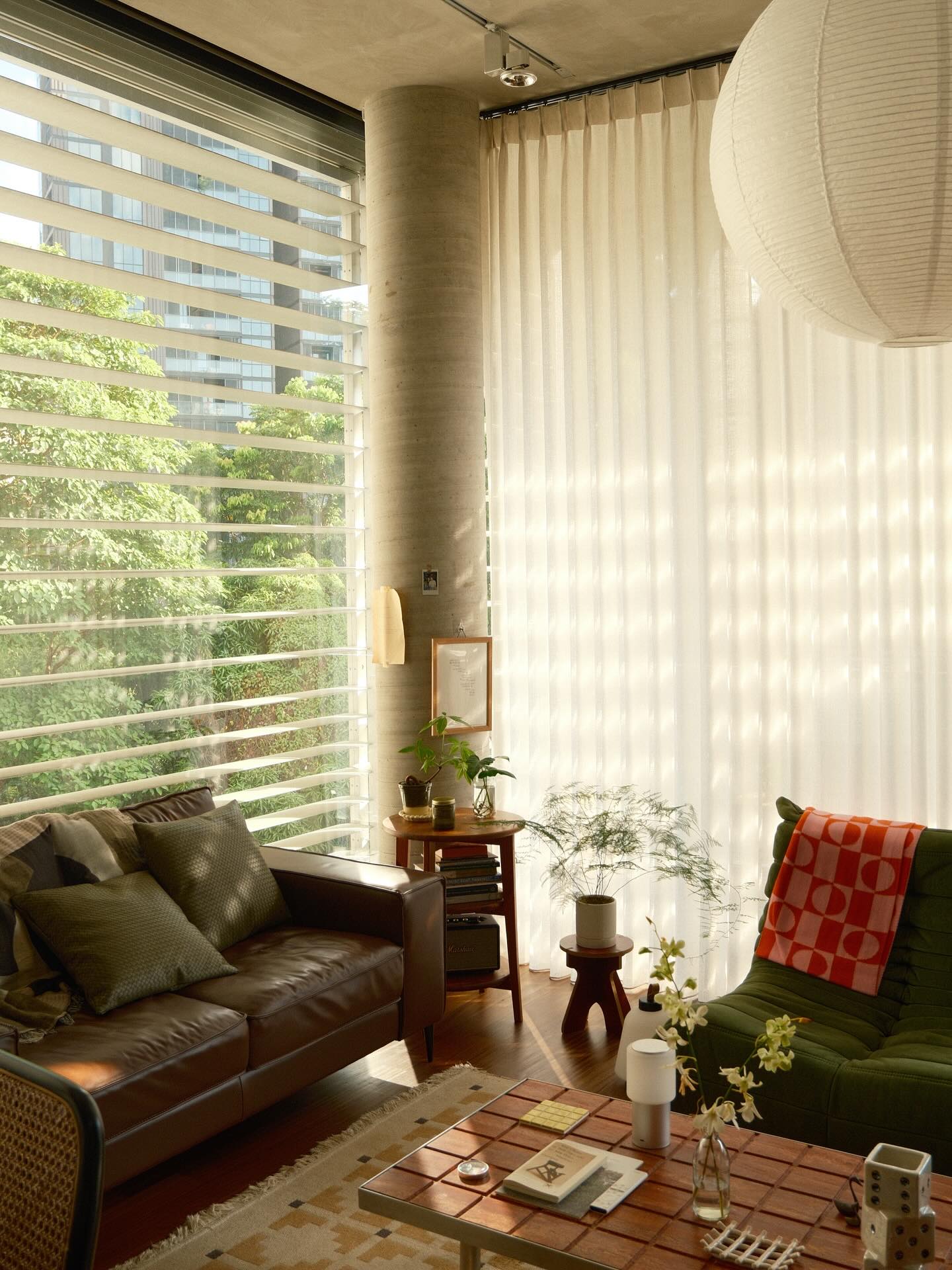 7. Combine Dark Leather With an Olive Lounge Chair