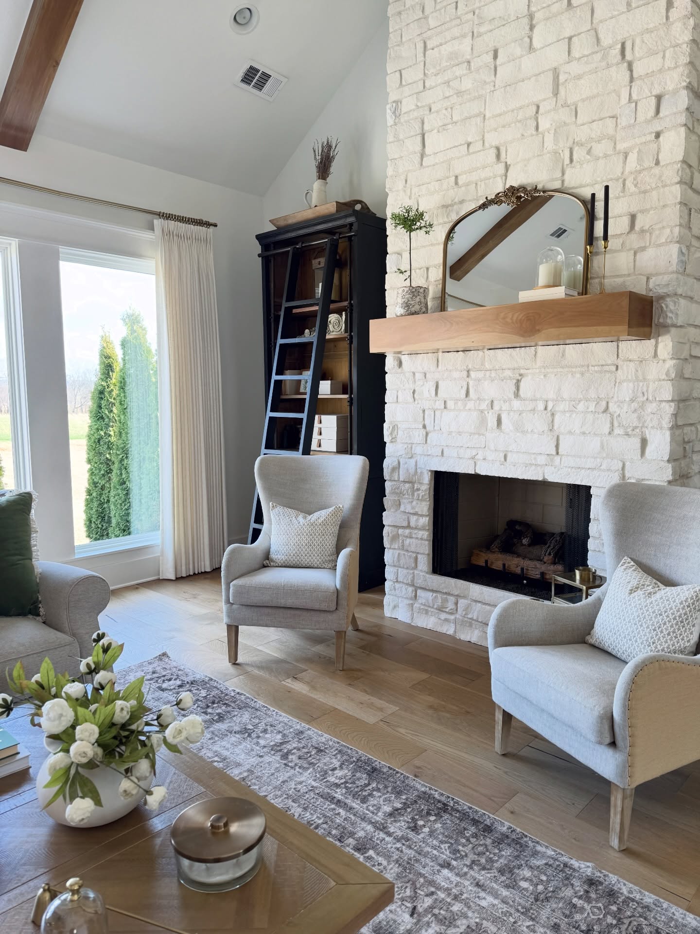 5. Pair Pale Stone with a Dark Storage Piece