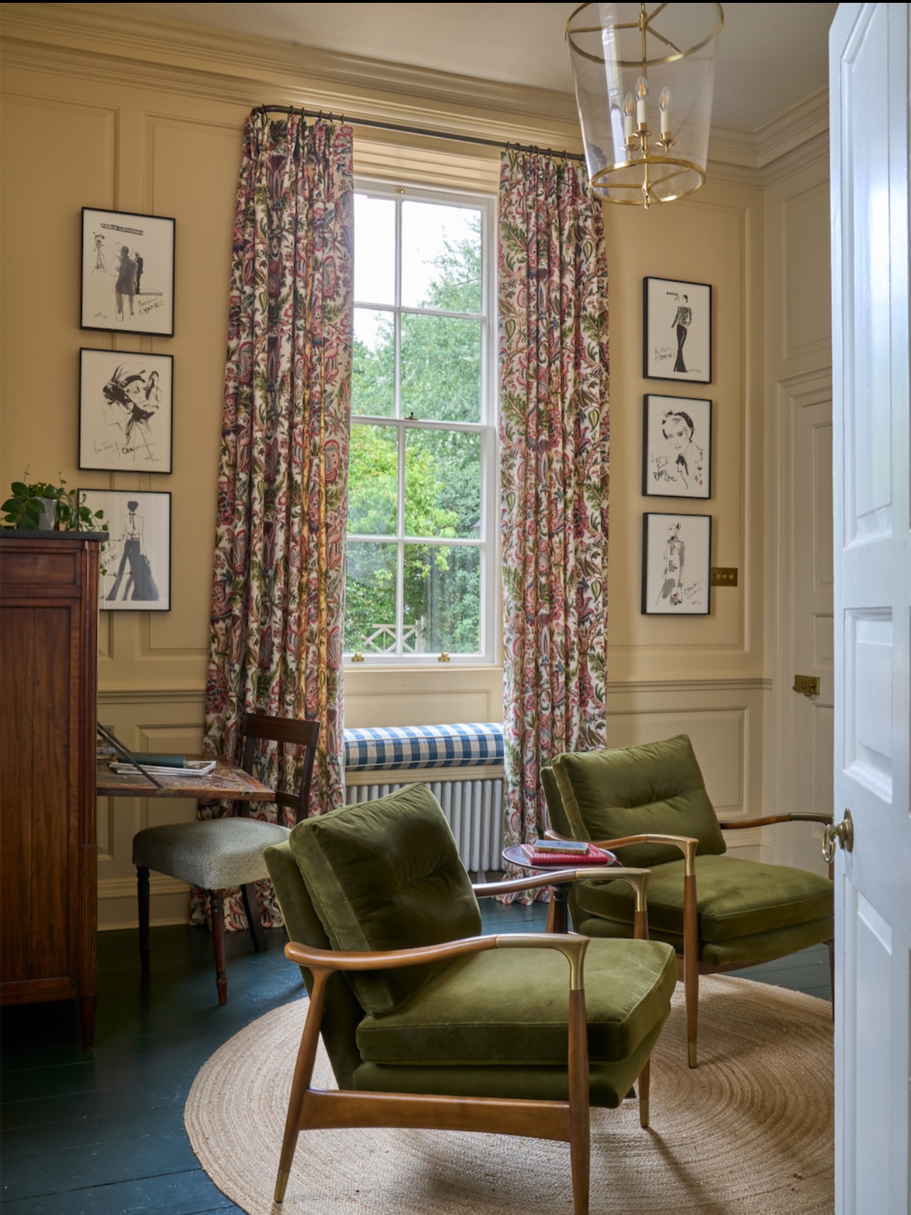17. Frame Olive Chairs With Floral Curtains