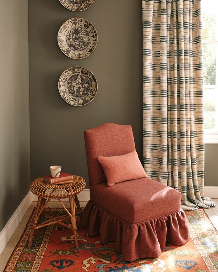 15. Make an Olive Corner Warmer With a Rust Rug