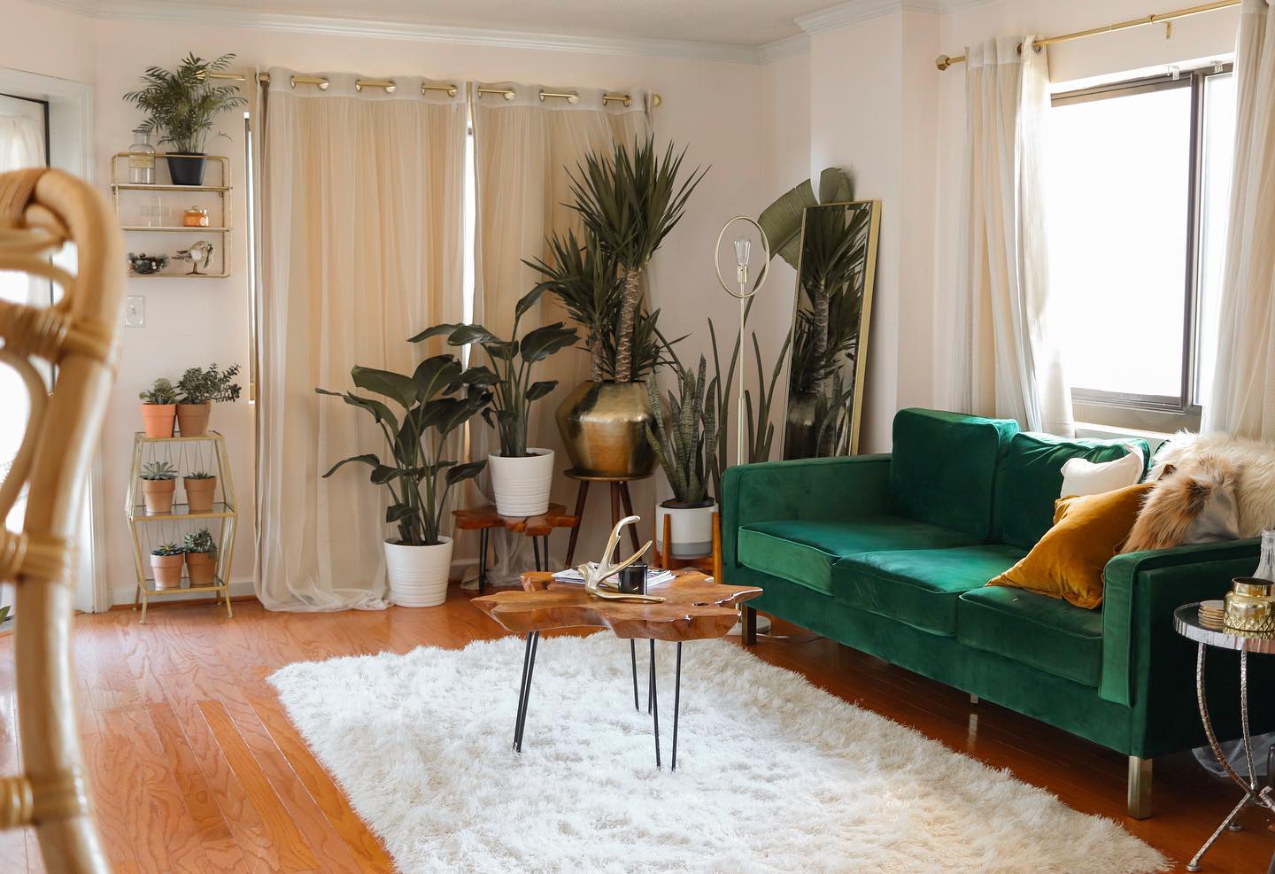 18. Surround Emerald Velvet With Warm Natural Texture