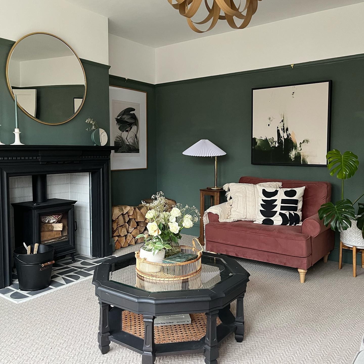 5. Balance Green Walls With a Light Upper Band