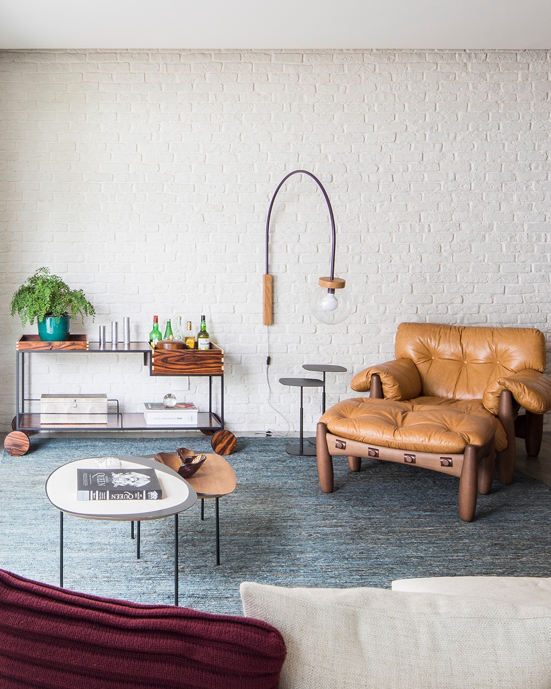 14. Brighten Brickwork With White and Warm Brown