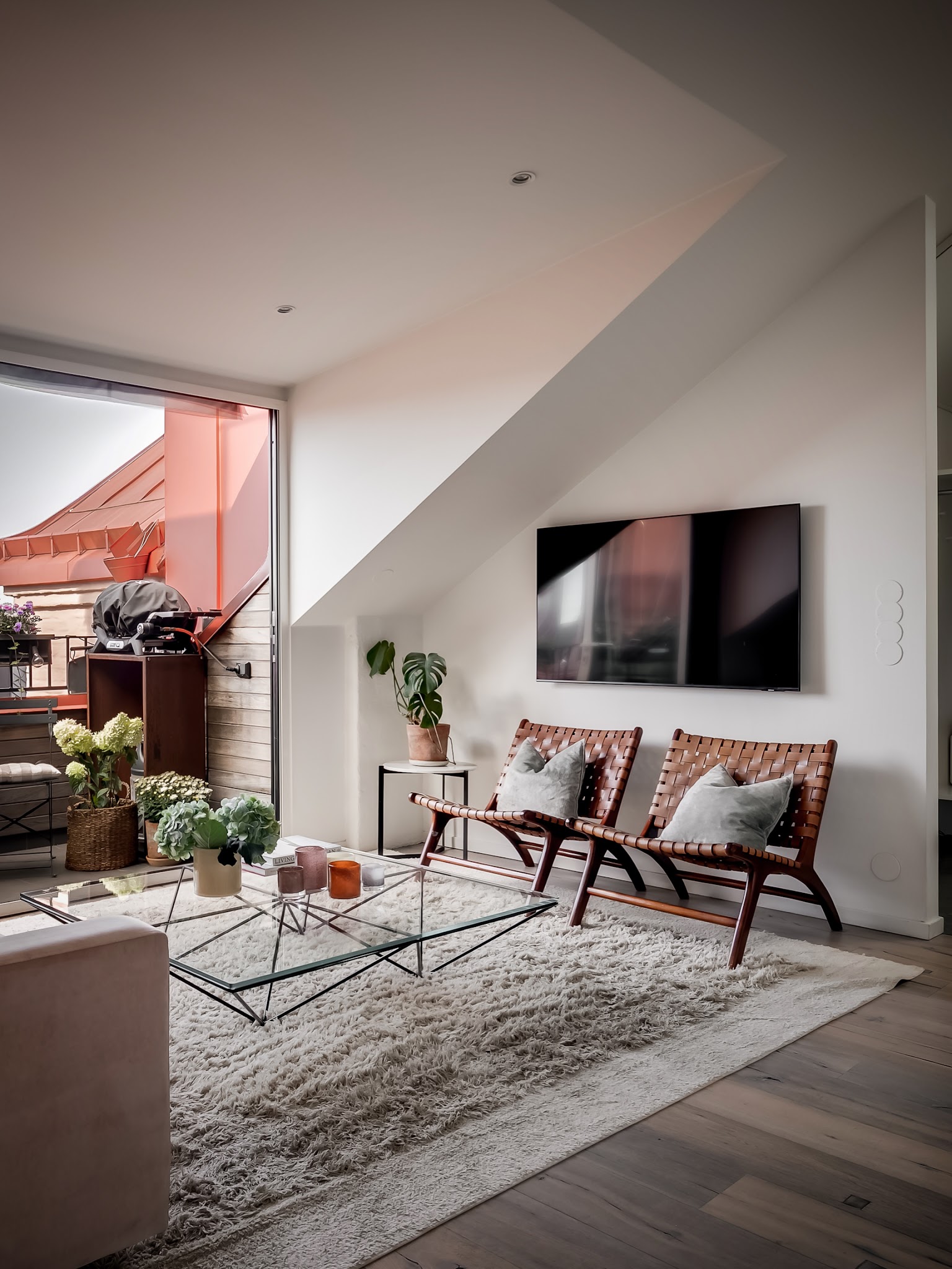 11. Bring Warmth With Woven Leather Chairs
