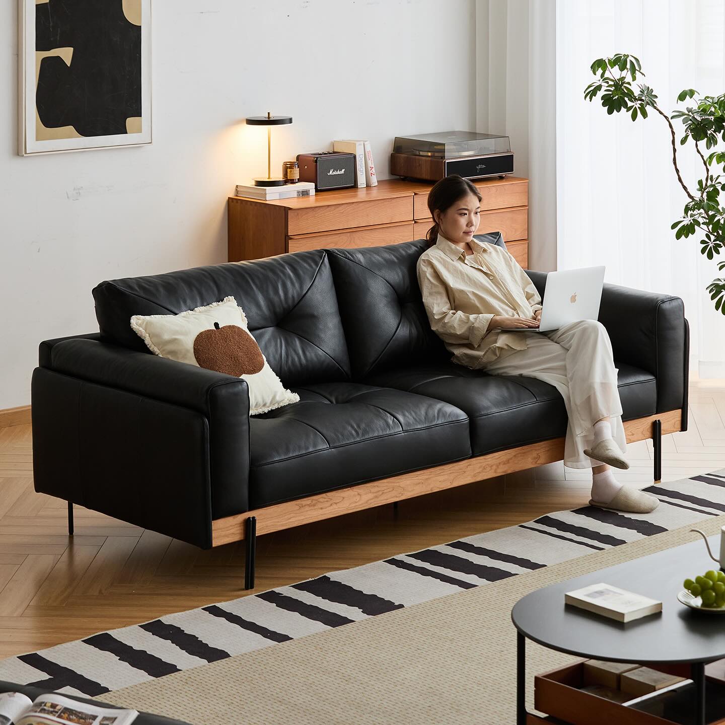 2. Connect Black Leather With Warm Wooden Furniture