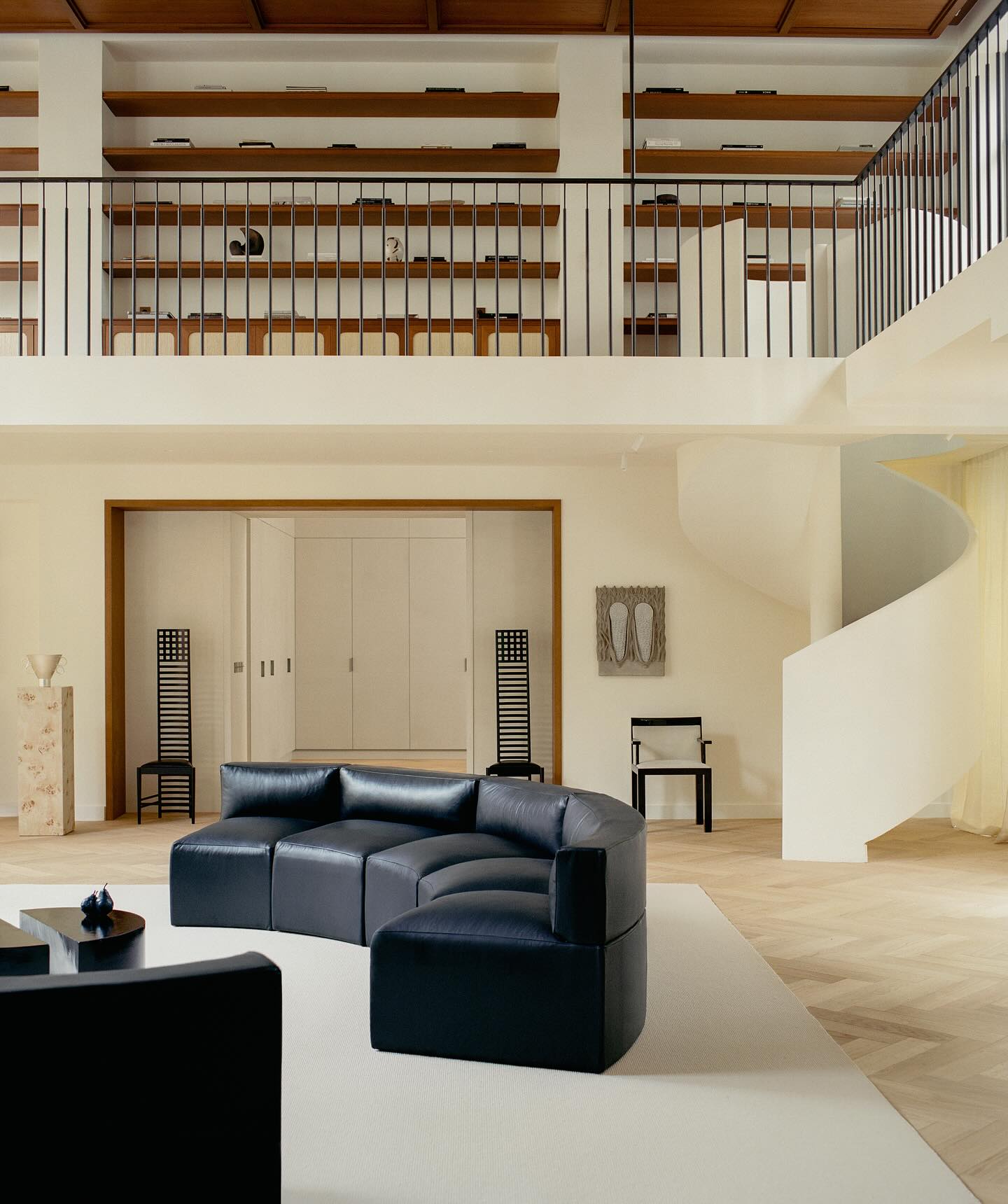 18. Give Sculptural Leather Seating Space to Stand Out