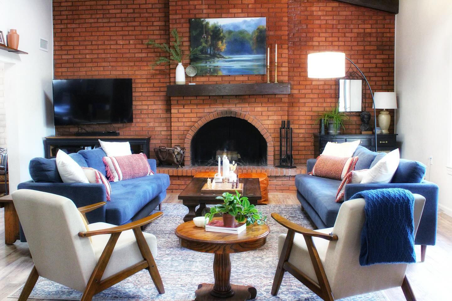 18. Cool Rust Tones with Blue and White