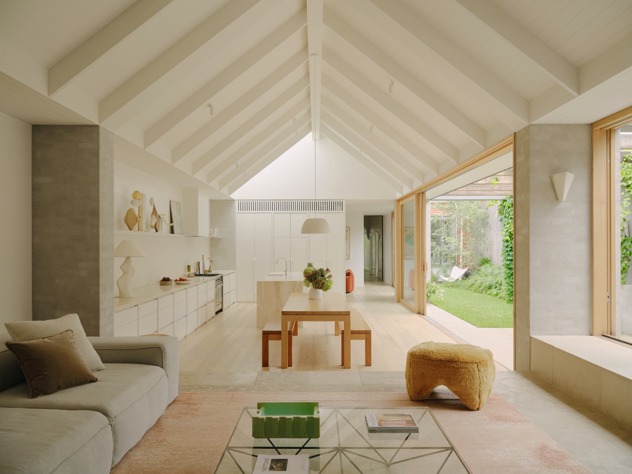 7. Let Side Glazing Open a Long Living and Dining Space