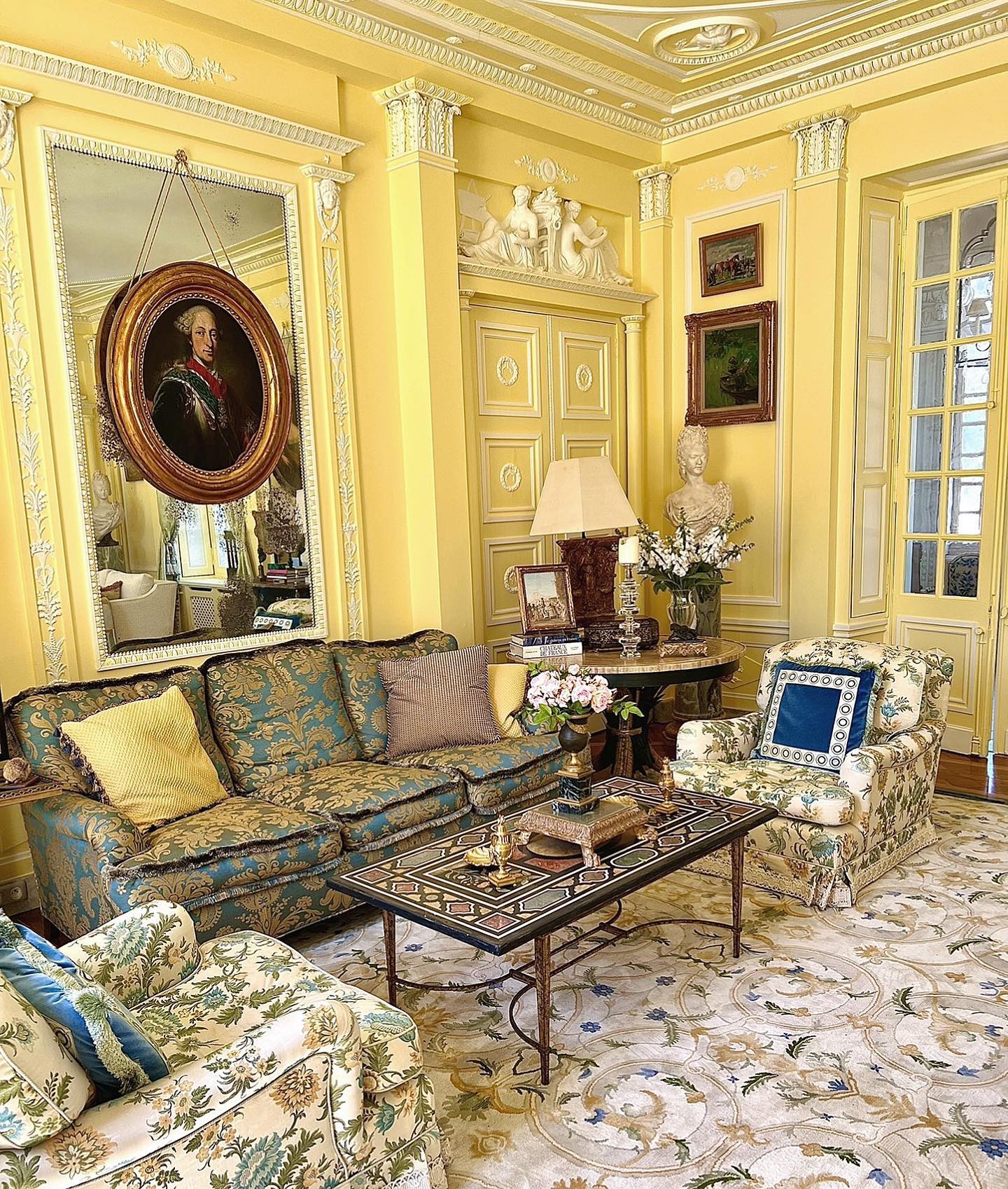 16. Highlight Ornate Trim With Warm Yellow