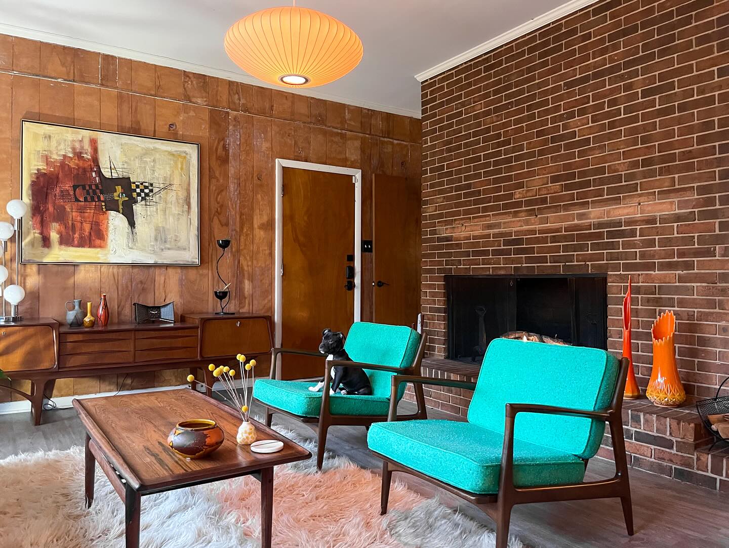 9. Brighten Brick and Wood With Turquoise Chairs