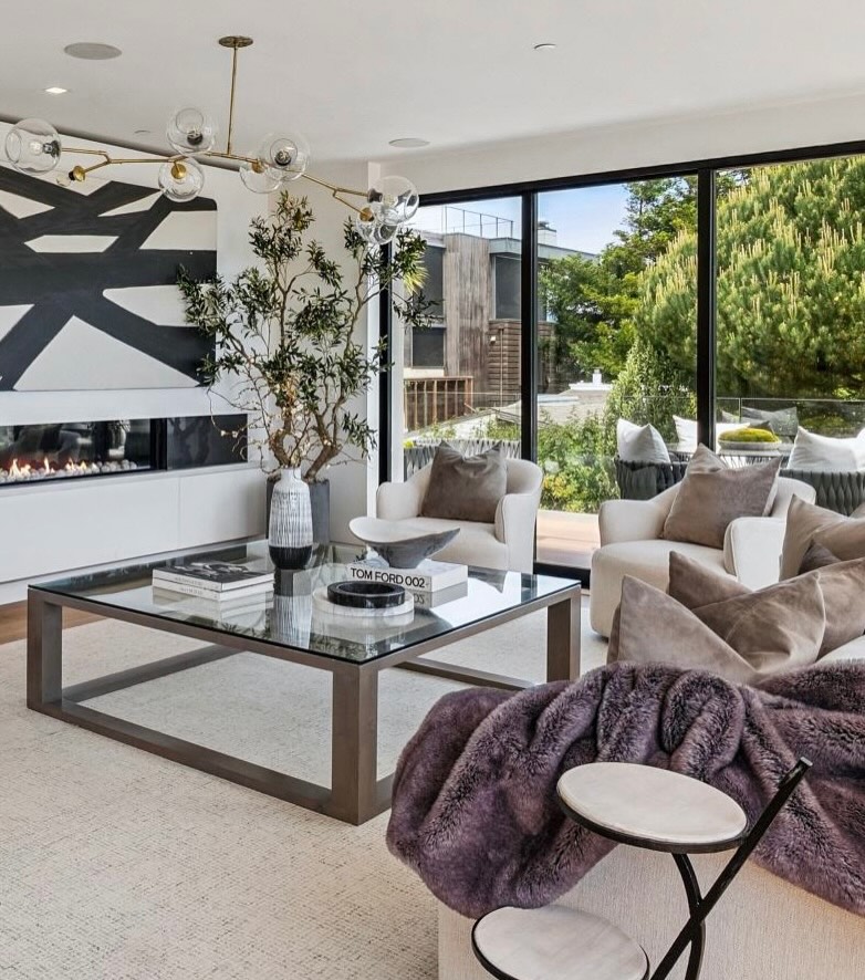 20. Keep the Center Visually Open With a Glass Table
