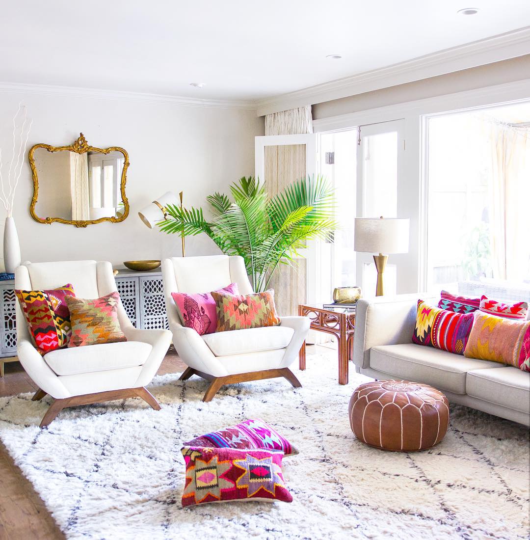 18. Mix an Ornate Mirror With Simple Modern Seating