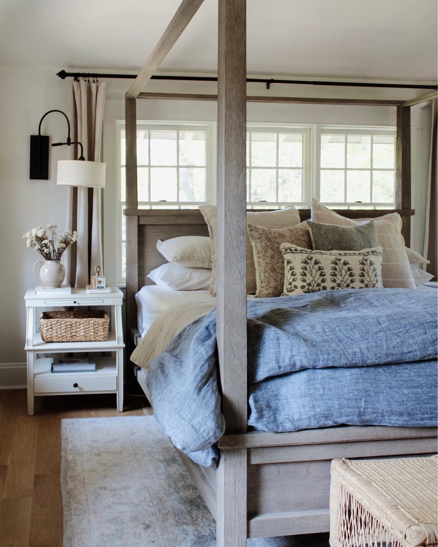 11 Relax Crisp Timber Furniture With Blue Linen