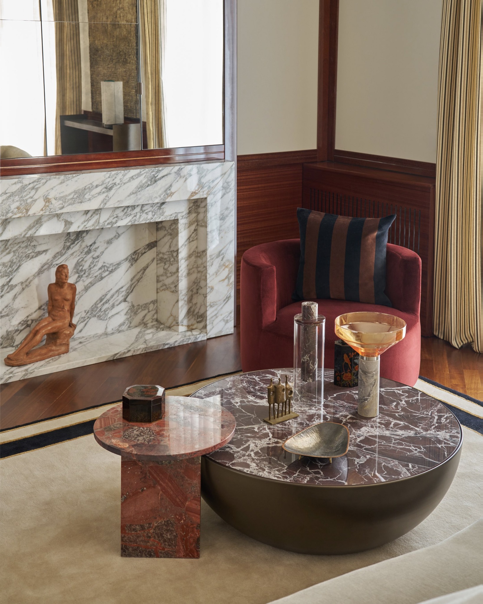 3. Mix Rounded Tables with Strong Stone Veining