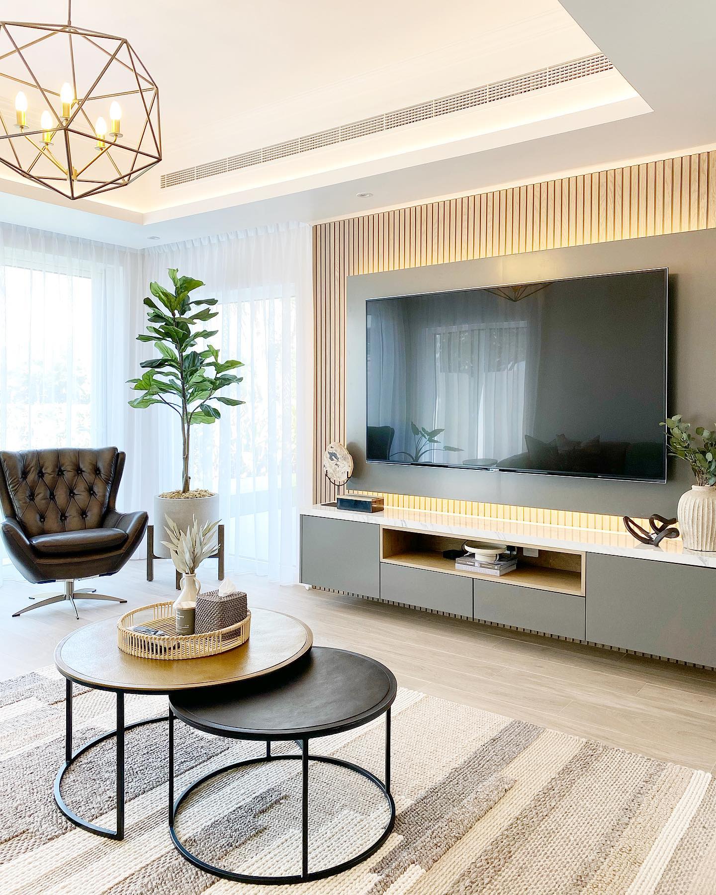 6. Use a Wide Border to Give the Television Structure