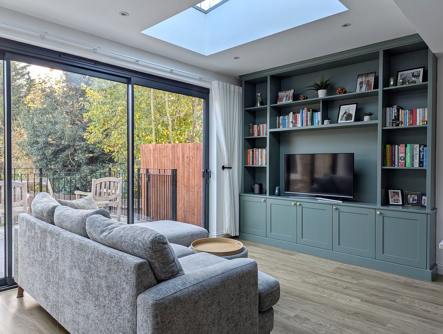 8. Build a Reading Wall Around a Compact Screen
