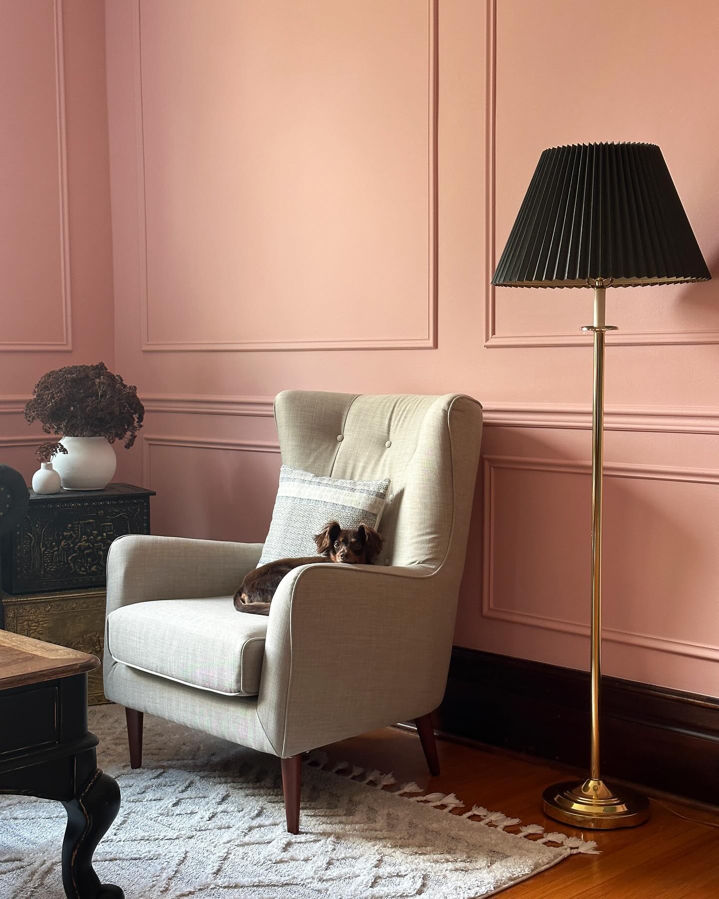 10. Warm Simple Wall Panels With Dusty Pink