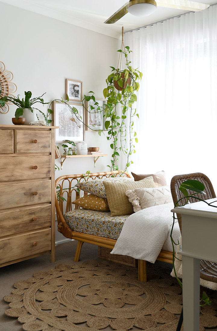 6. Use a Scalloped Jute Rug to Soften a Small Room