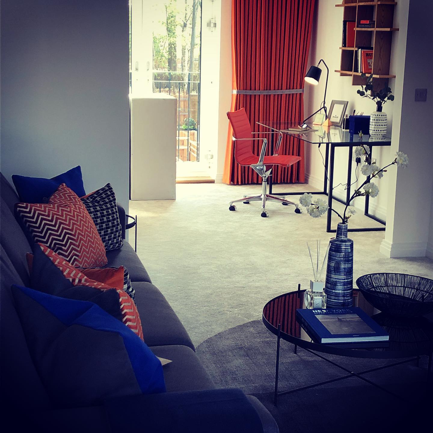 4. Use a Glass Desk to Keep Two Zones Connected