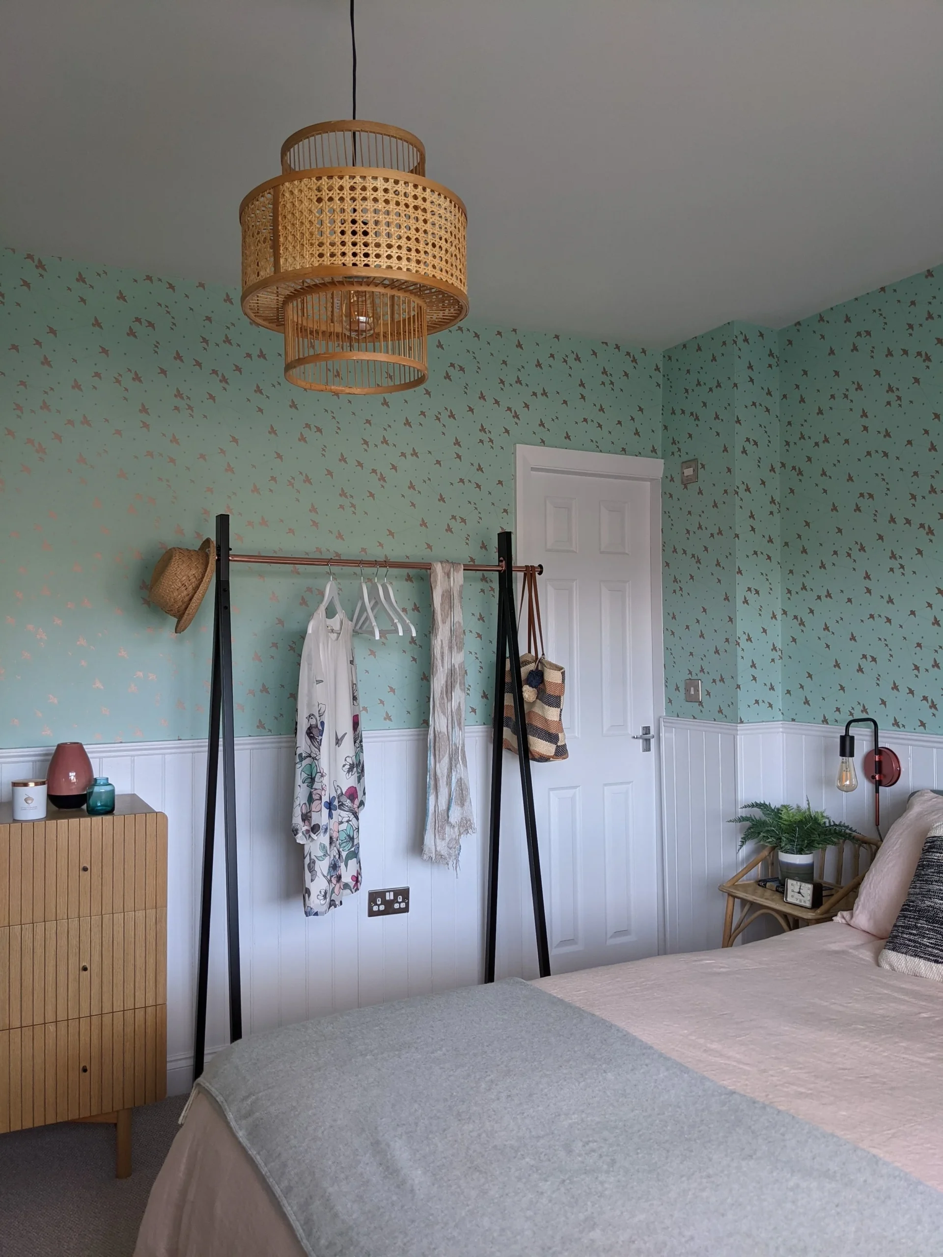 10. Keep a Pink Coastal Guest Room Light With an Open Rail