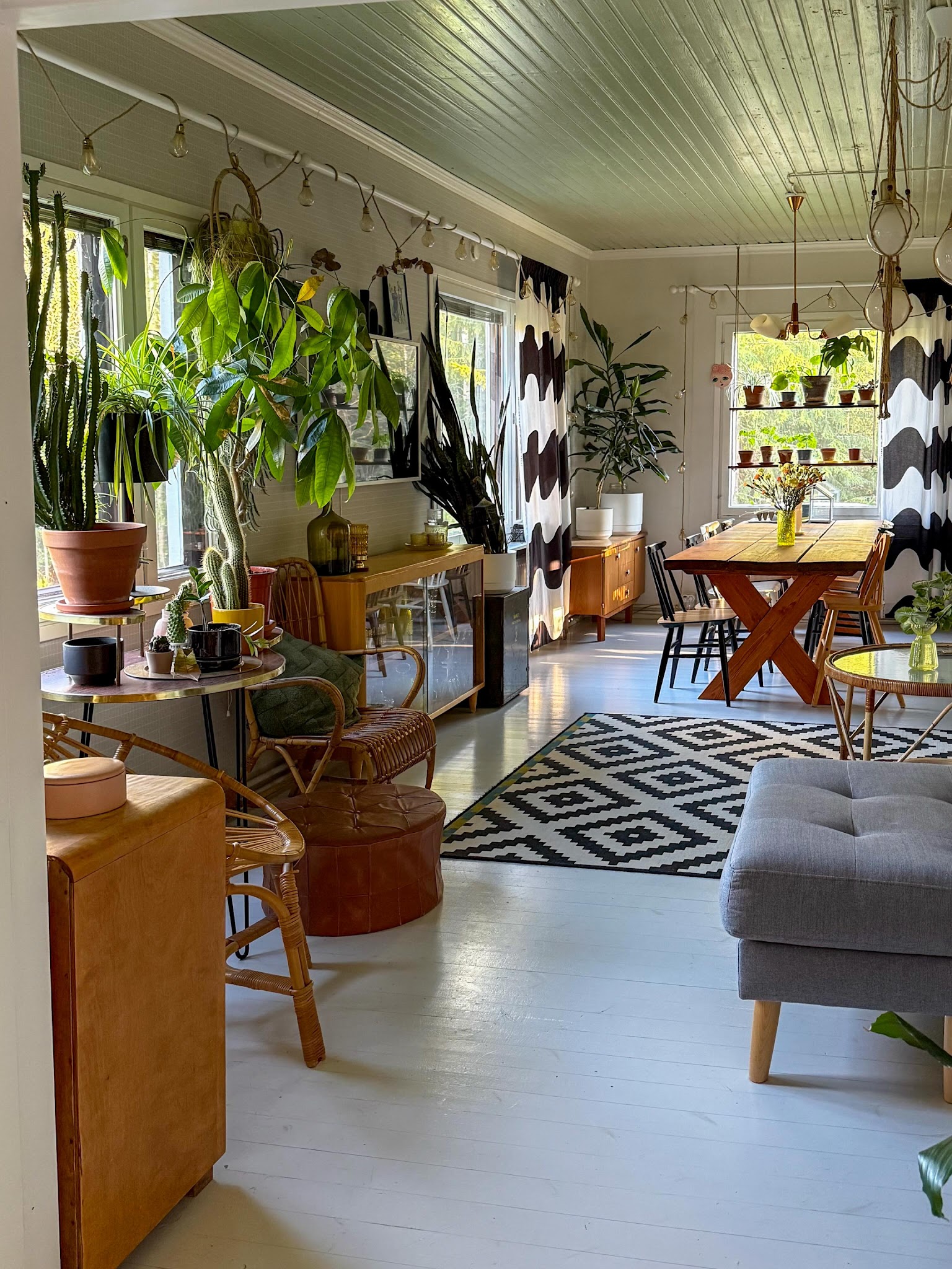 12. Connect Living and Dining Areas With Natural Texture