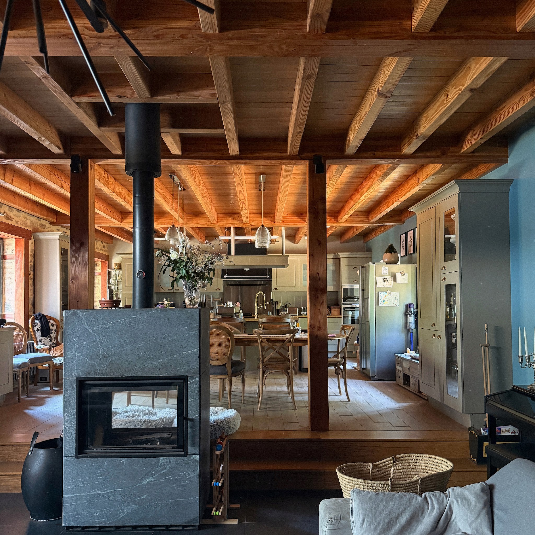 15. Keep an Open Plan Room Rich in Wood