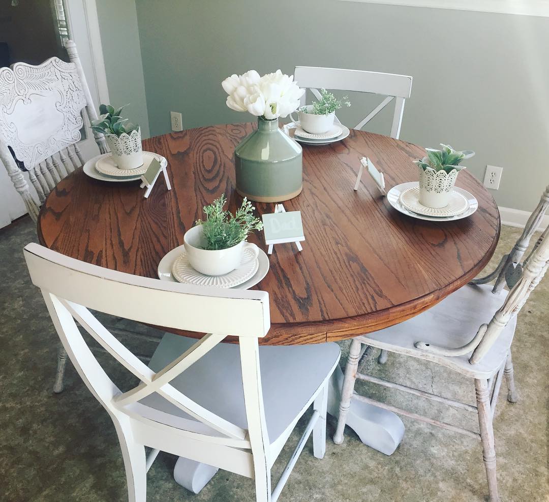 10. Keep a Round Table Simple With White Flowers