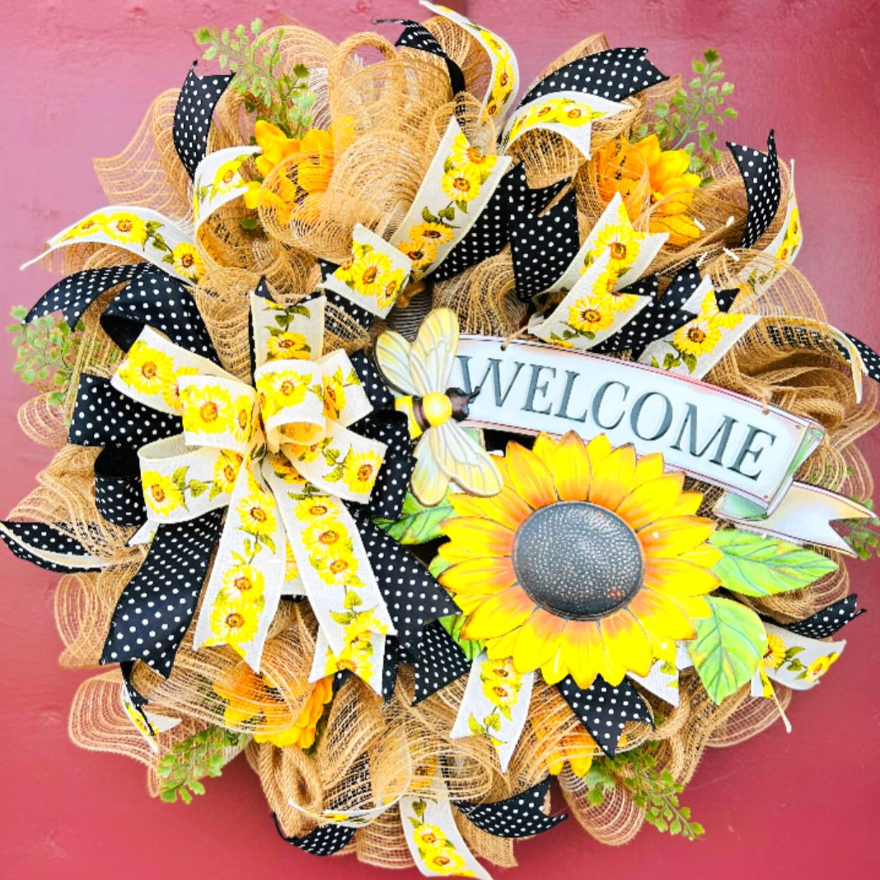 19. Let a Sunflower Welcome Sign Lead the Design