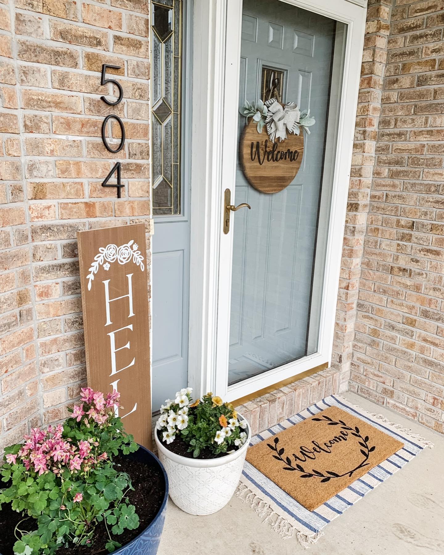 20. Use a Neutral Welcome Round With Fresh Porch Flowers
