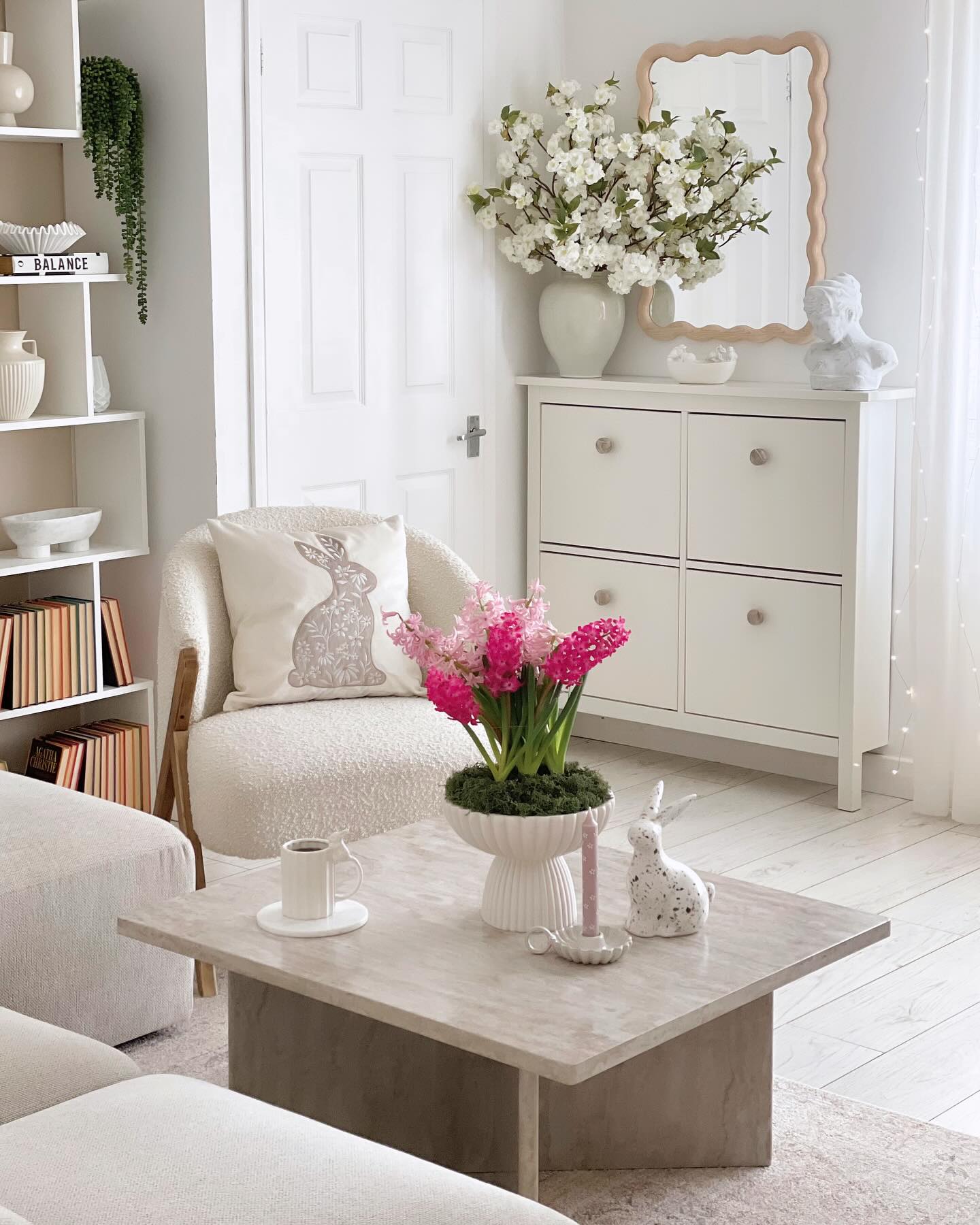 6. Brighten a Cream Room With Pink Flowering Bulbs